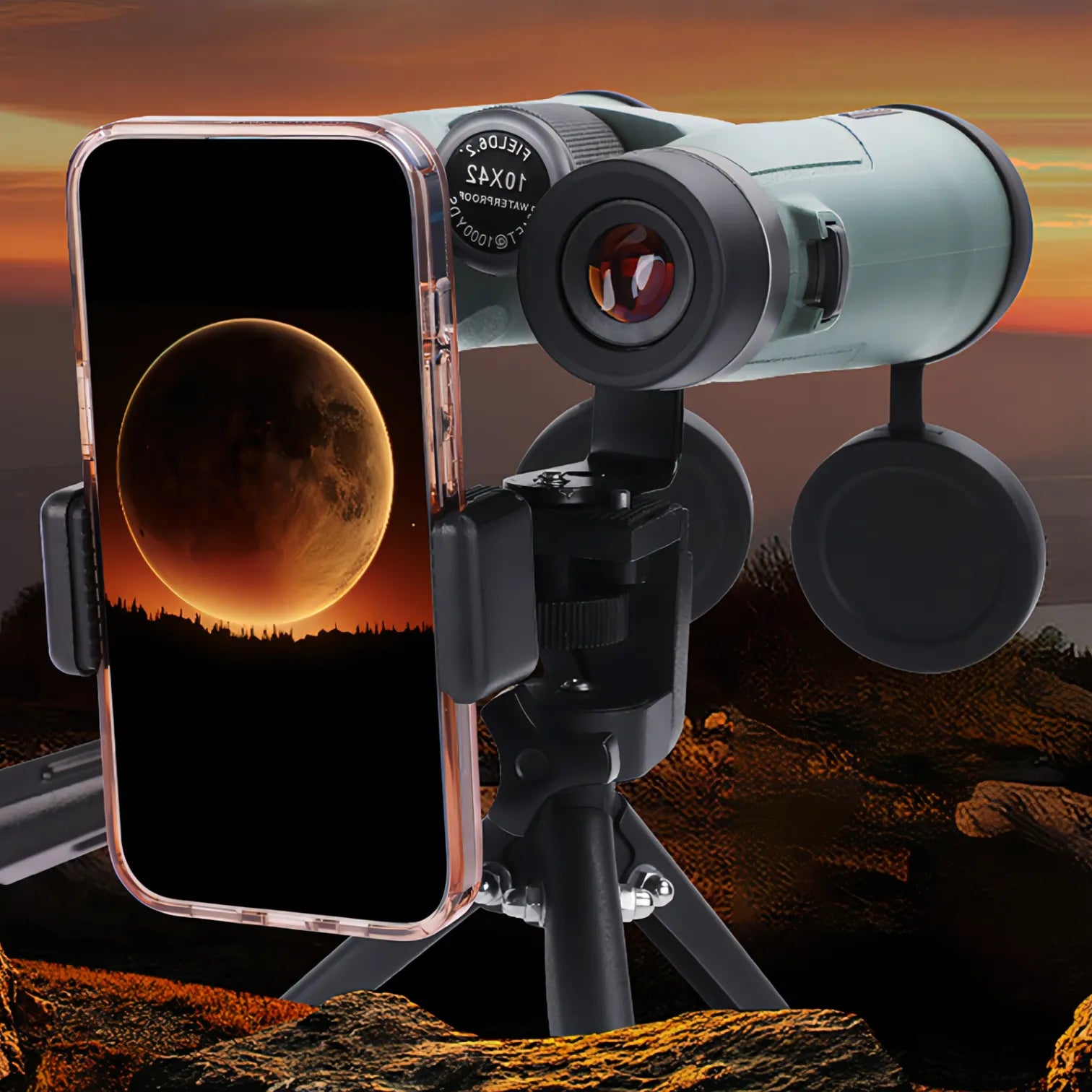 Danxon Ferngläser mit Smartphone, das ein Mondbild zeigt, vor einer Sonnenuntergangslandschaft