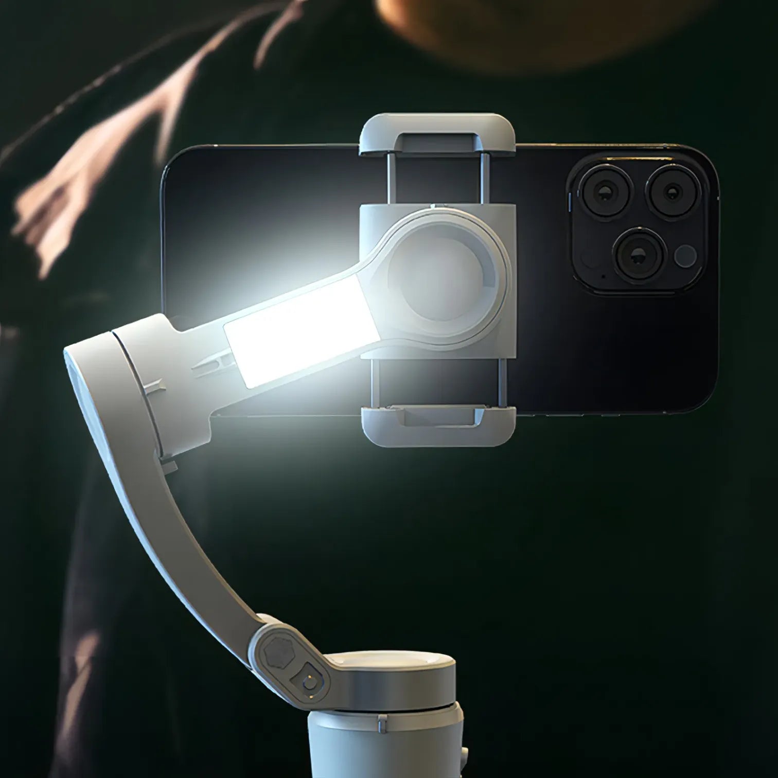 Smartphone mit montiertem Licht und Danxon Gimbal vor dunklem Hintergrund
