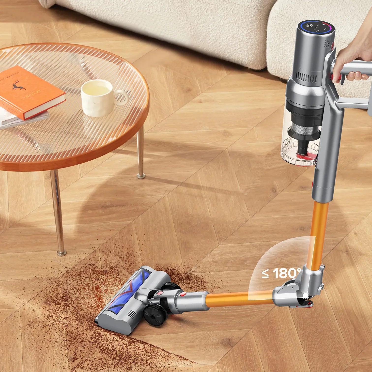 LynorHome Akku Staubsauger auf Holzboden mit Tisch und Sofa im Hintergrund