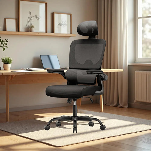 Schwarzer Norevia Ergonomische Bureaustoel in einem Homeoffice mit Schreibtisch und Laptop