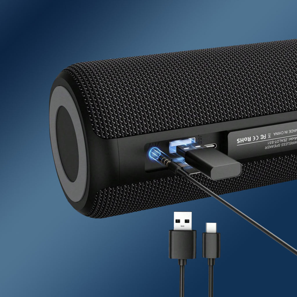 Schwarzer Meacode tragbarer Bluetooth-Lautsprecher mit USB-Anschlüssen auf blauem Hintergrund