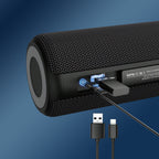 Schwarzer Meacode tragbarer Bluetooth-Lautsprecher mit USB-Anschlüssen auf blauem Hintergrund