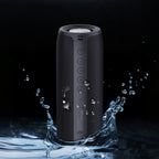 Schwarzer Meacode tragbarer Bluetooth-Lautsprecher mit Wassertropfen vor dunklem Hintergrund