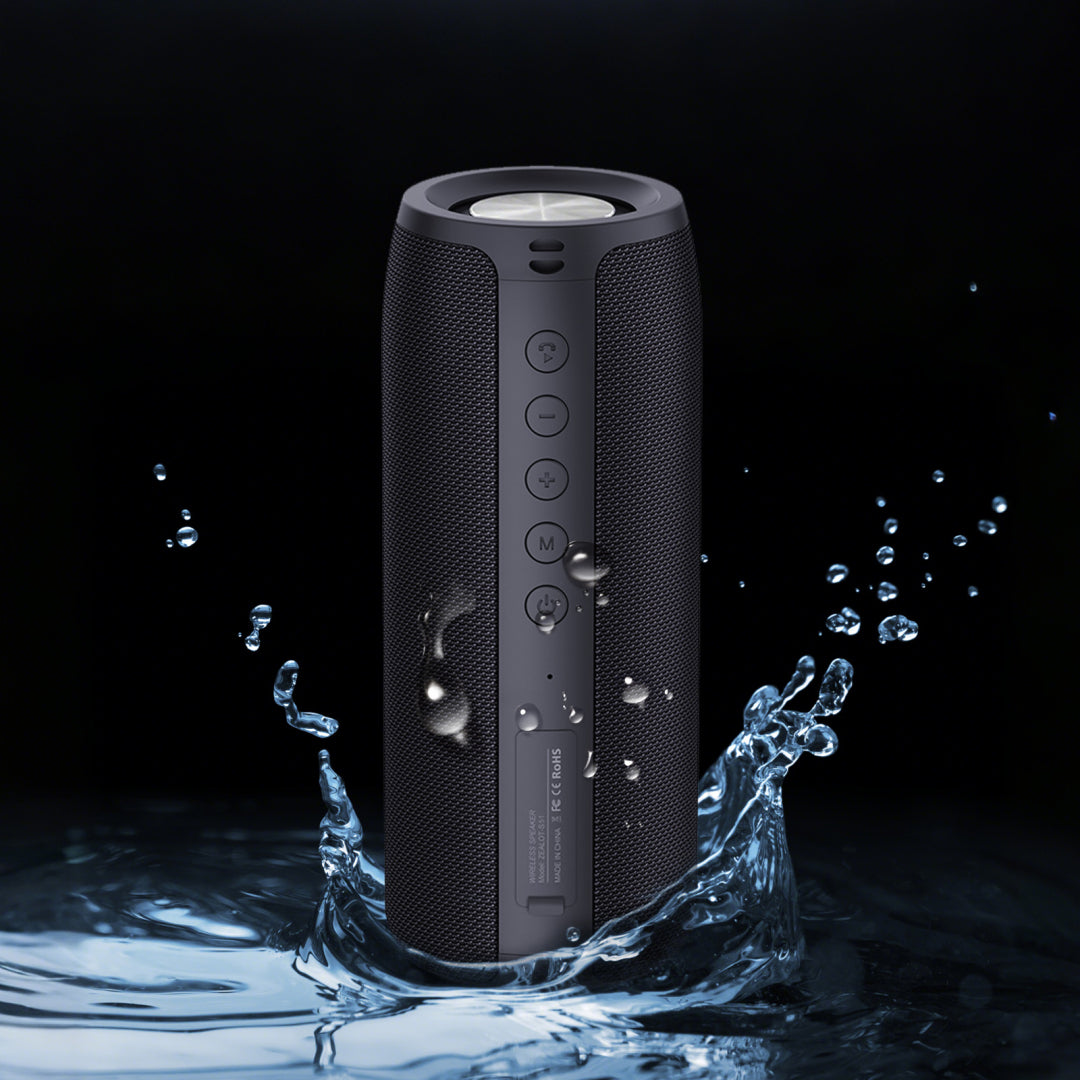 Schwarzer Meacode tragbarer Bluetooth-Lautsprecher mit Wassertropfen vor dunklem Hintergrund