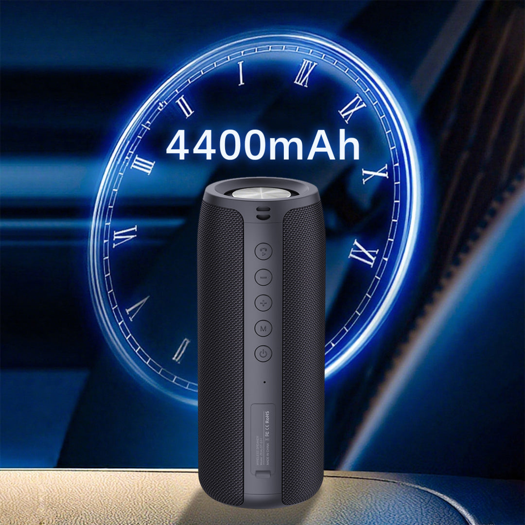 Schwarzer tragbarer Meacode Bluetooth-Lautsprecher mit 4400mAh-Beschriftung vor dunklem Hintergrund