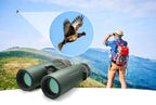 Person beobachtet einen Vogel mit Bosco Ferngläsern C9 in einer malerischen Outdoor-Umgebung