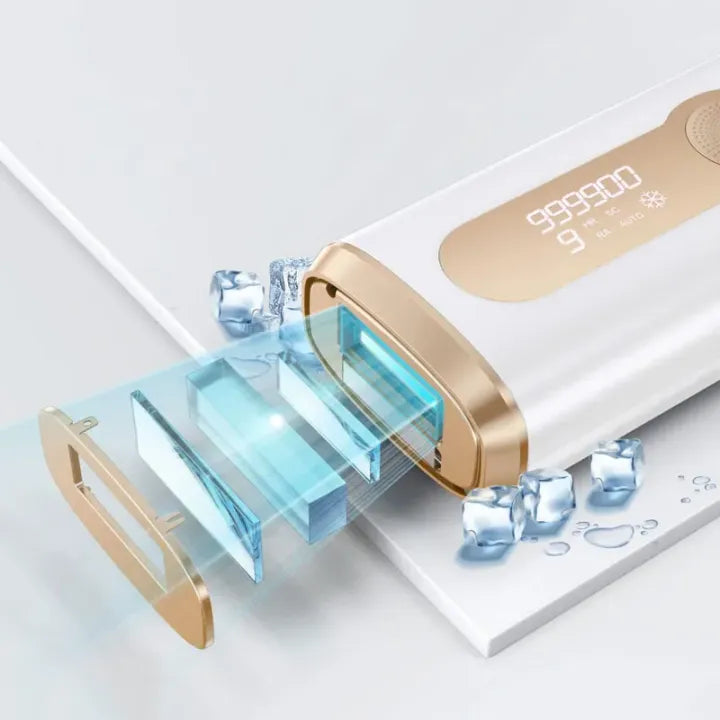 Weiße und goldene Danxon IPL Haarentfernung CS20 mit Digitaldisplay, neben Eiswürfeln auf weißem