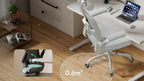 Weißer LynorHome Bürostuhl in einem Homeoffice mit Schreibtisch und Laptop